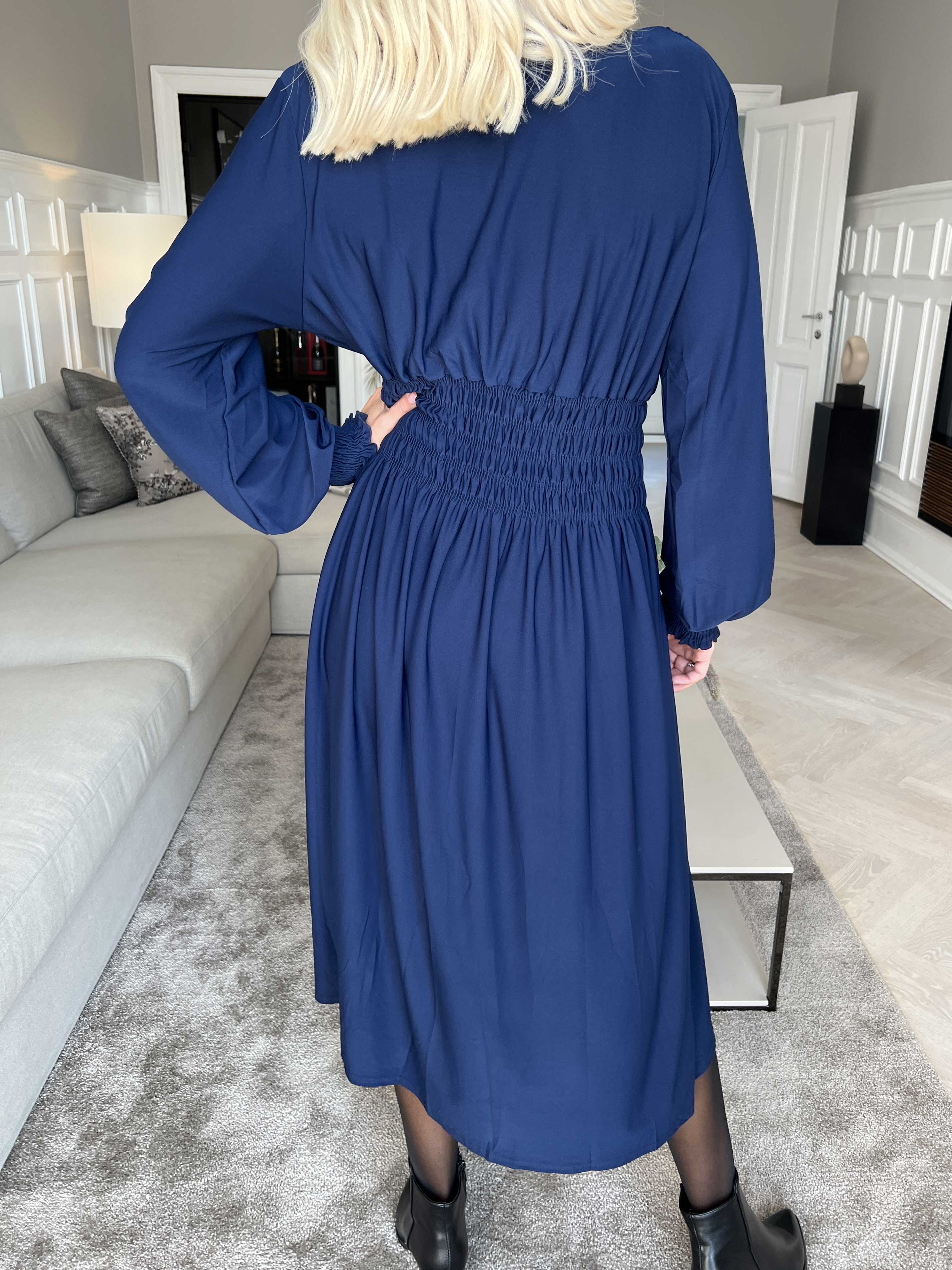 Pams Plain Midi L/S - Elastisk klänning med smock och långa ärmar